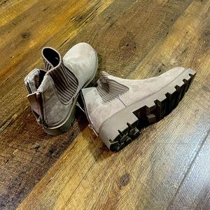 Girl’s Steve Madden suede boots. Size 11. Good condition.